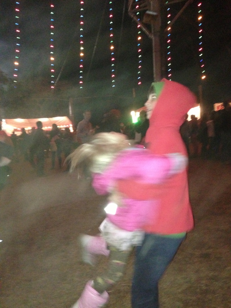 2012/12(Dec)/10(Before Christmas Fun)/800x600_2012-12-21 07 Trail of Lights.jpg